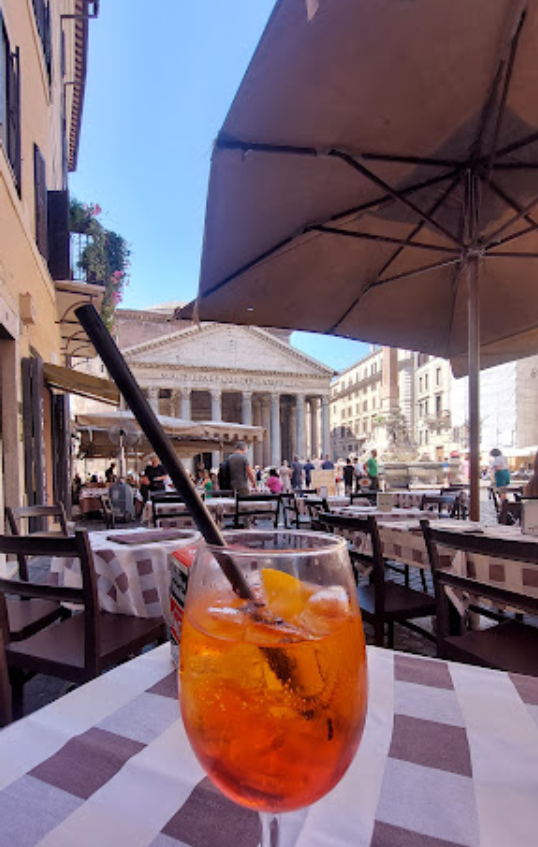 high street, cafes and high end fashion near the Pantheon in Rome